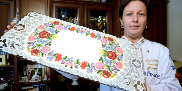 Hetven nap múlva már Erfurtban, a nagyvilág előtt mutathatják meg szakácsaink, cukrászaink, zöldségfaragóink, mire képesek. Hetven nap múlva már Erfurtban, a nagyvilág előtt mutathatják meg szakácsaink, cukrászaink, zöldségfaragóink, mire képesek.