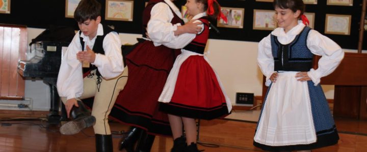 Értékbatyuval” múltból a jelenbe, határon innen s túl”